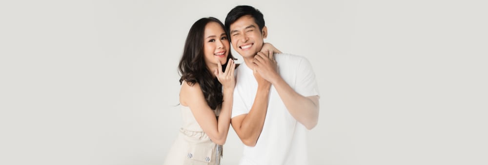 suami dan istri tersenyum